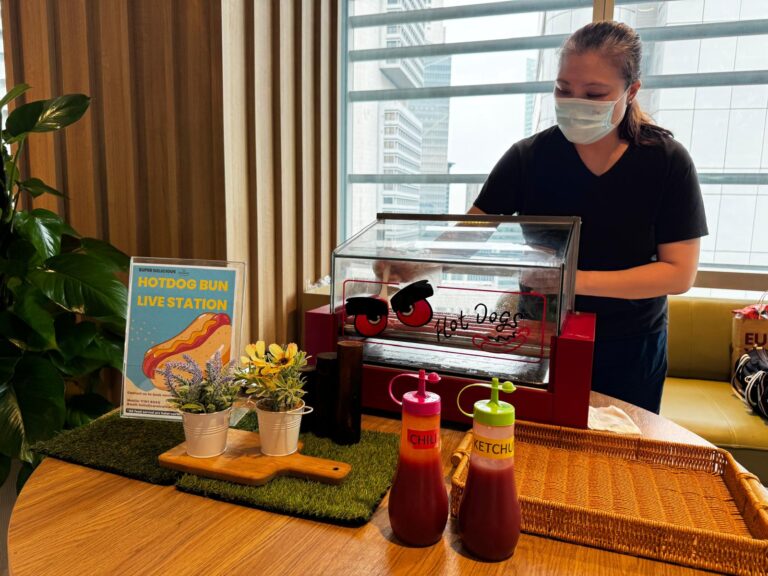 Hotdog Bun Live Station