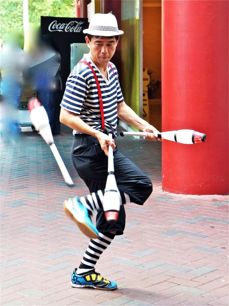 professional-juggler-singapore-768x1024 (1)